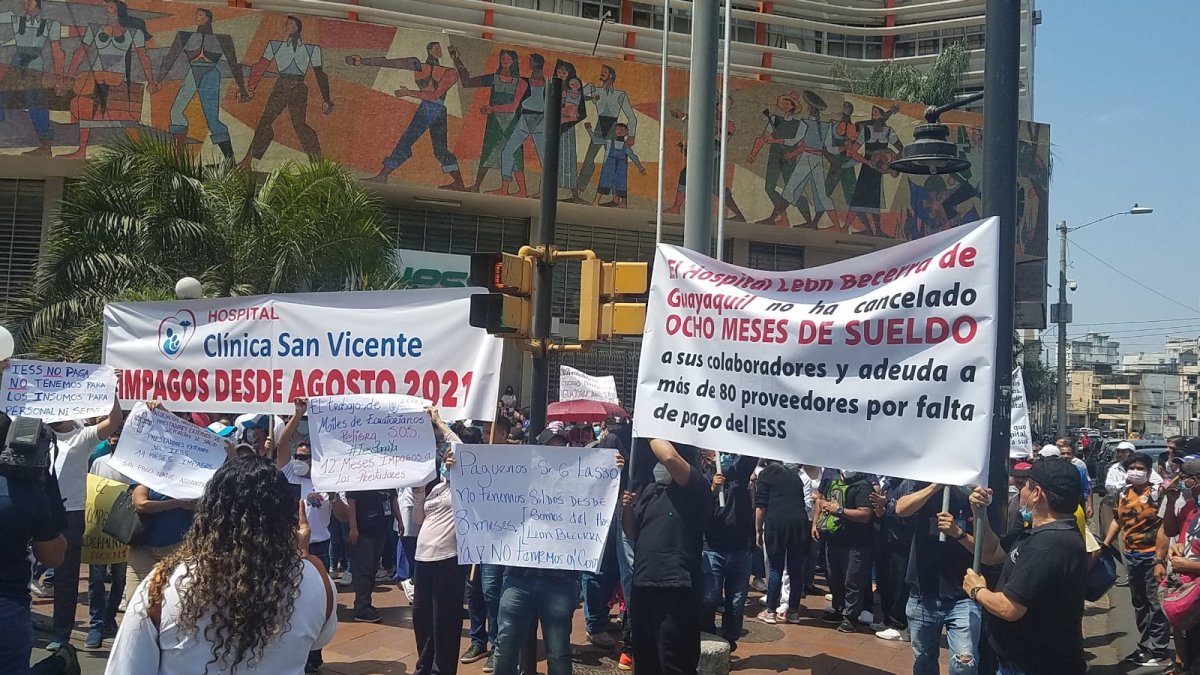 Empleados de prestadores externos de salud en un plantón para reclamar al IESS el pago de la deuda.
