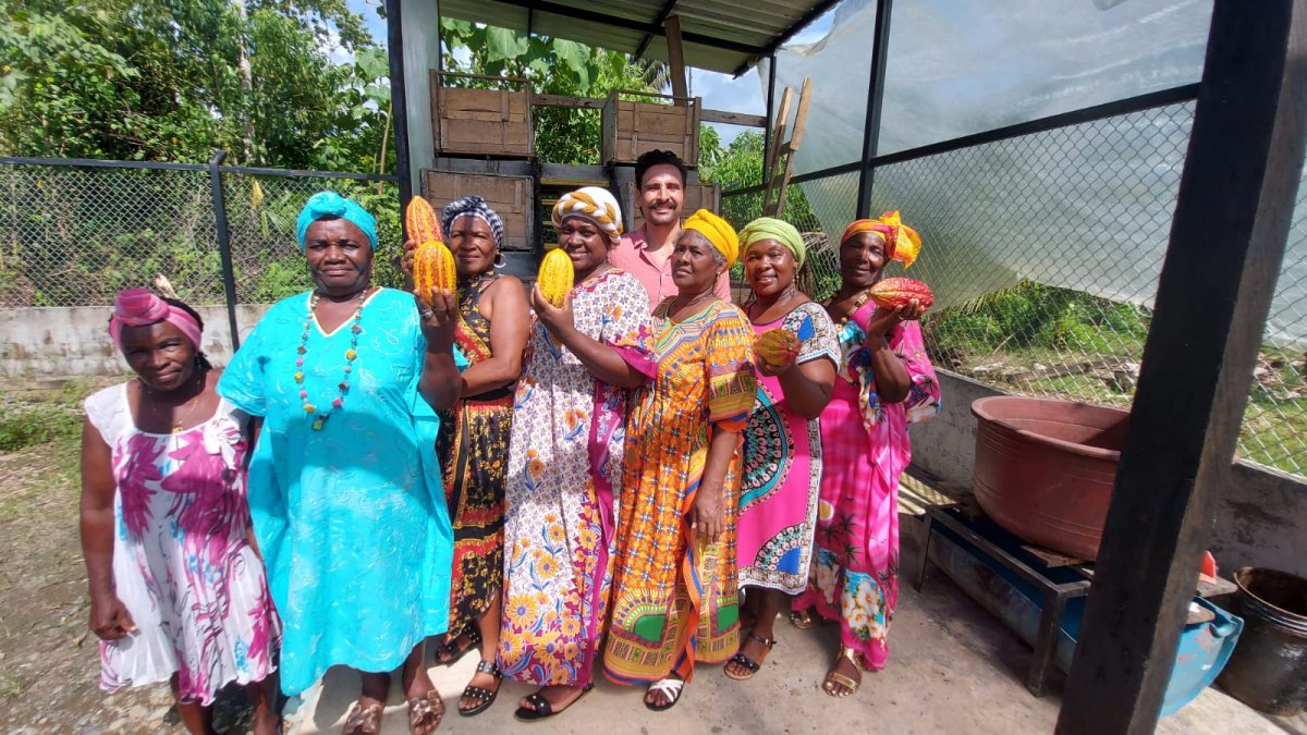 Mujeres detrás del proceso de producción del cacao junto a Quique Cervantes, conductor del programa.