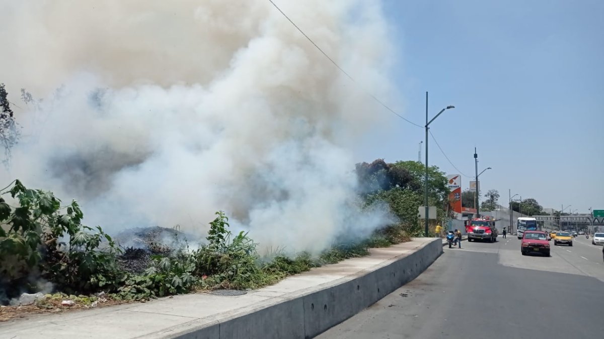 La quema de maleza se dio cerca de la gasolinera del sector.