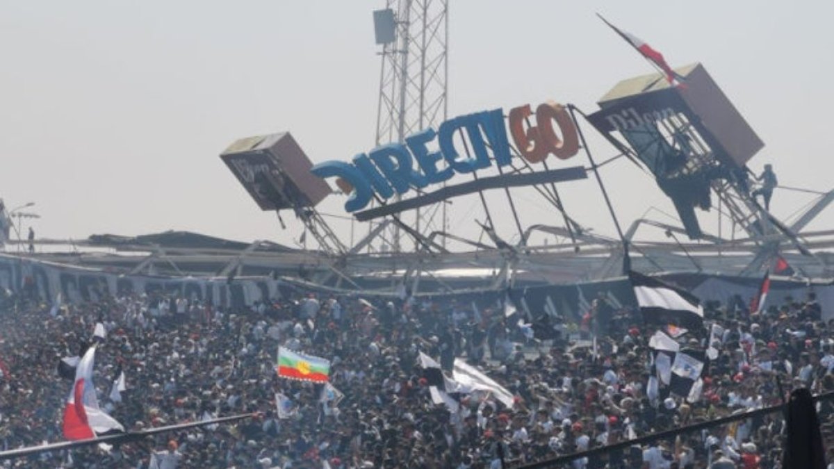 Los hinchas de Colo Colo pasaron un momento de mucho drama luego de que se vino abajo la tribuna del estadio.