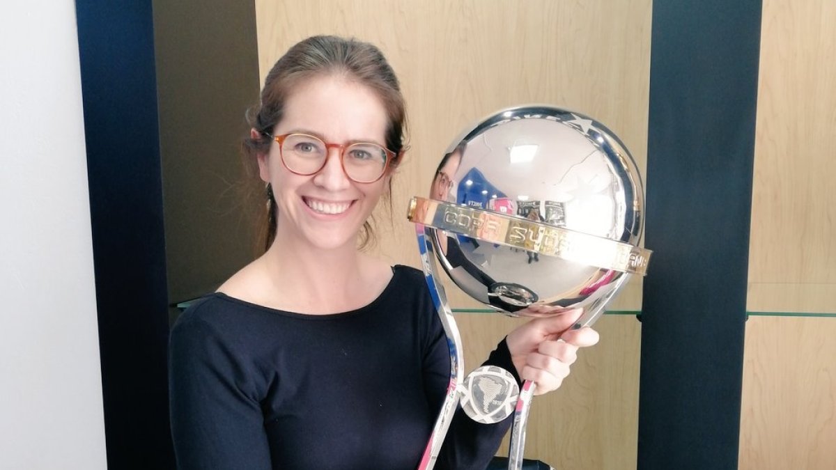 María Gallegos llegó a Córdoba para alentar por el equipo de Sangolquí en la final de la Copa Sudamericana.