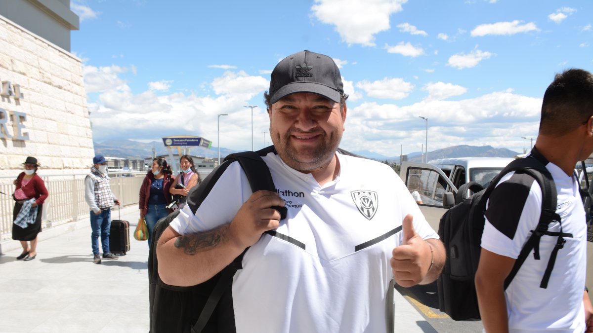 Mario Alcócer usará una gorra blanca en la final. La saca para los partidos importantes