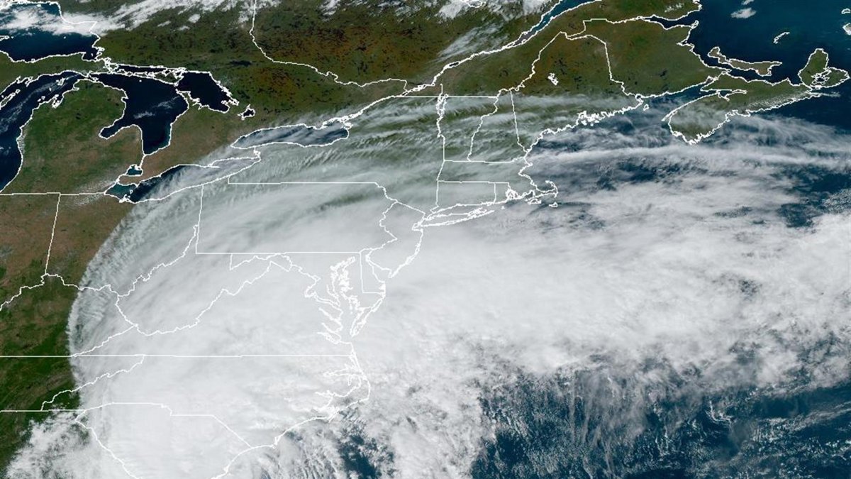 Imagen satelital cedida este viernes por la Oficina Nacional de Administración Oceánica y Atmosférica de Estados Unidos (NOAA), a través del Centro Nacional de Huracanes (NHC), en la que se registra la localización del huracán Ian.