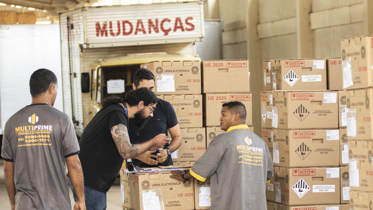 BRASILIA.  Trabajadores cargan en camiones las urnas de votación que serán utilizadas en las elecciones presidenciales del 2 de octubre, . EFE/ 
