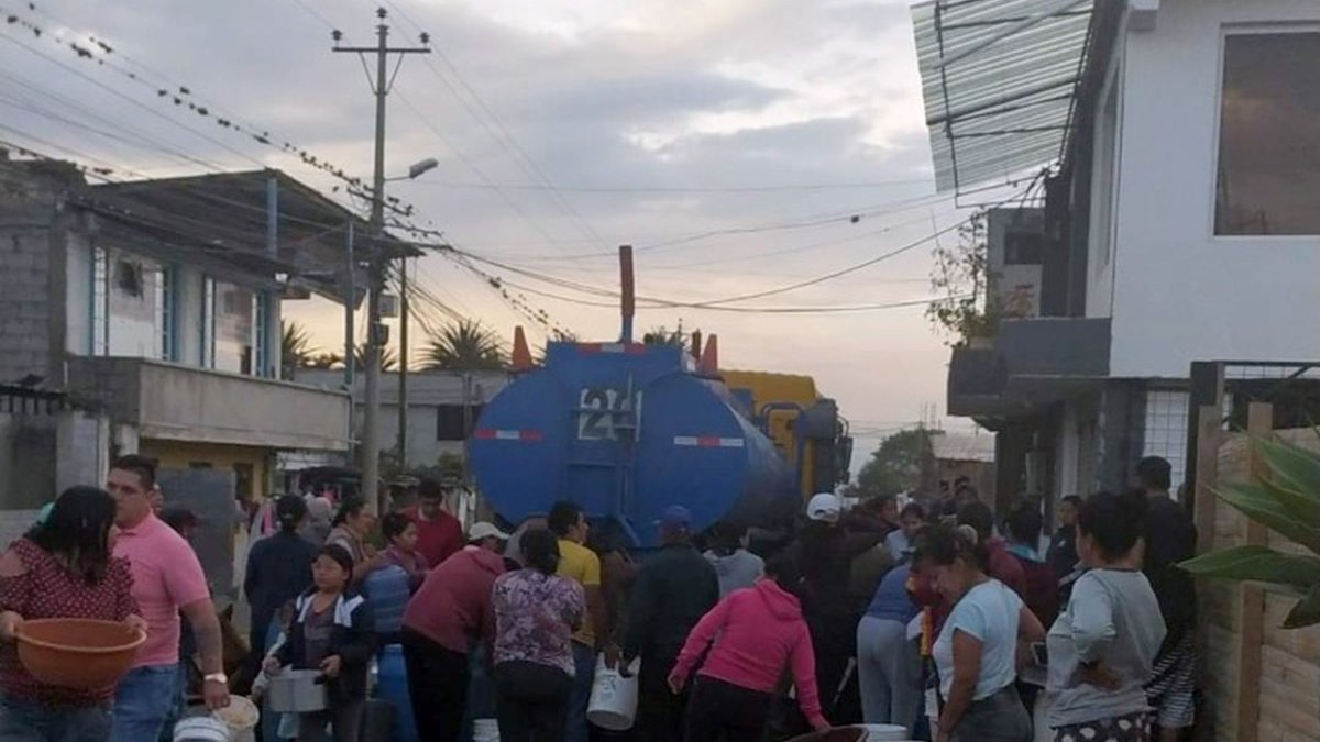 Malestar. Los moradores esperan que este sábado reciban el servicio y ya no salir a buscar un tanquero.