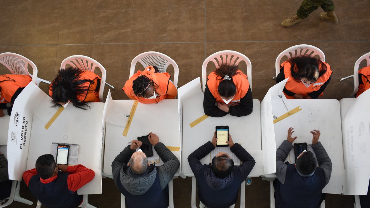 Las personas privadas de libertad, son trasladadas a un área de entrevistas.