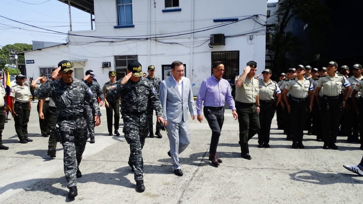 El ministro del Interior, Juan Zapata, visitó la tropa en Guayaquil