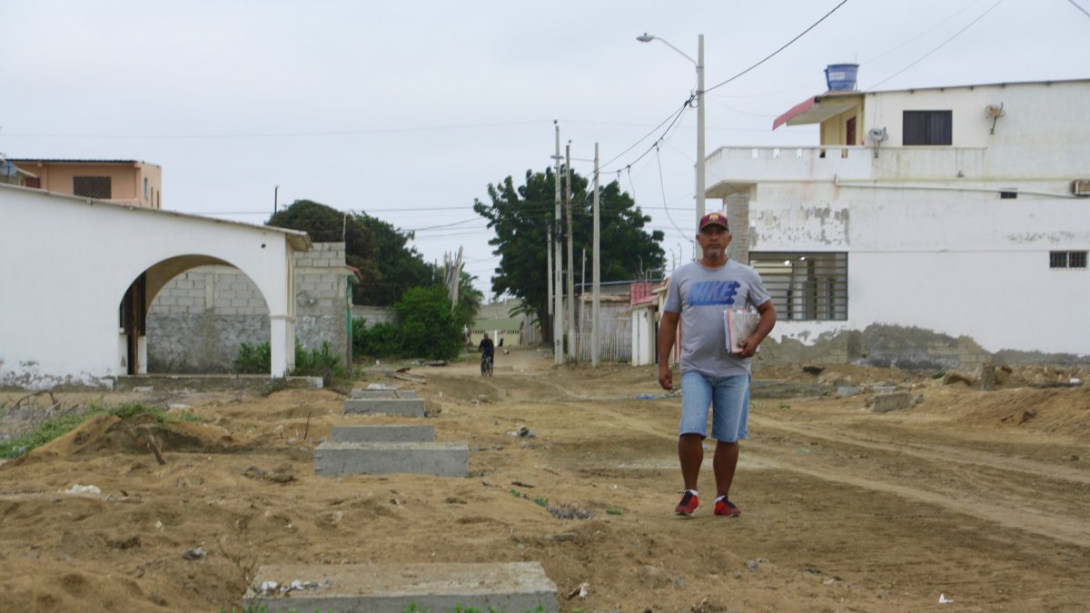 Puertas del Sol 2. La obra del alcantarillado quedó a medias en el barrio, entre baches y montículos de tierra.