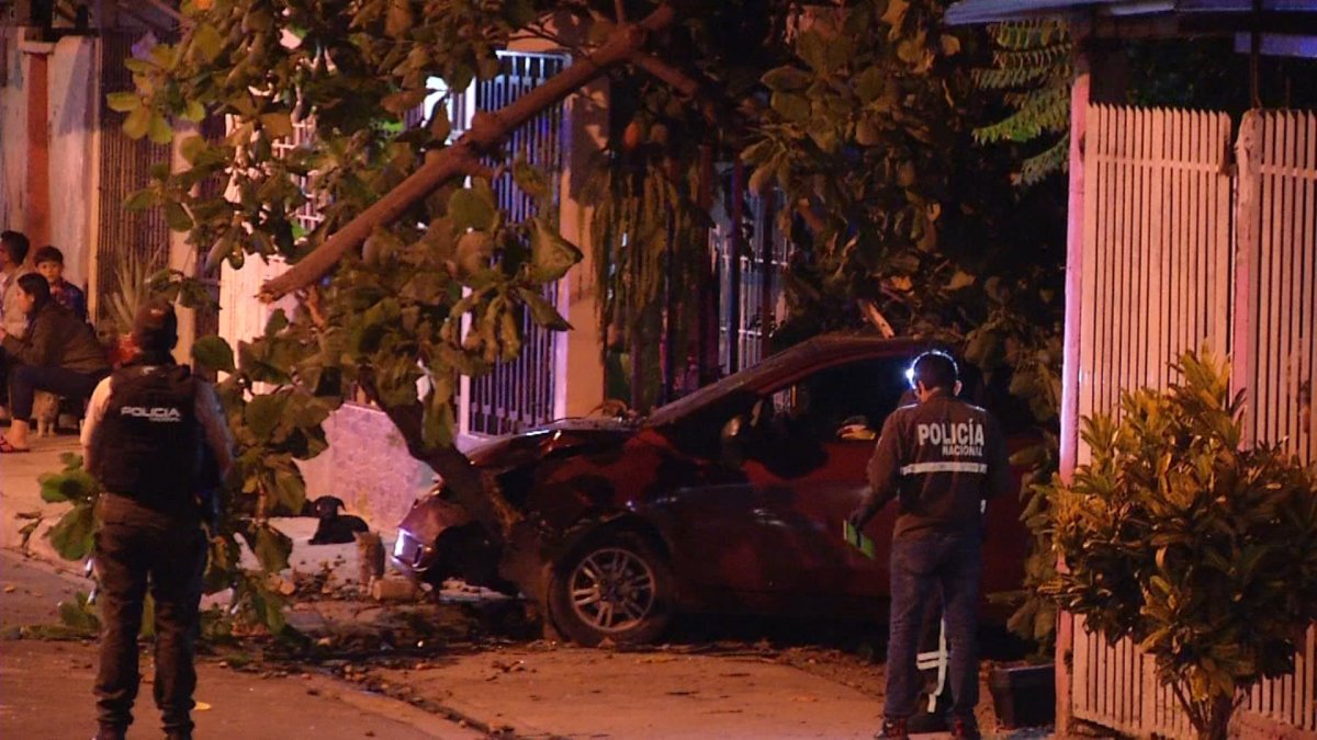 Incidente. Tras el ataque, el conductor avanzó unos 40 metros, antes de estrellarse contra un muro.
