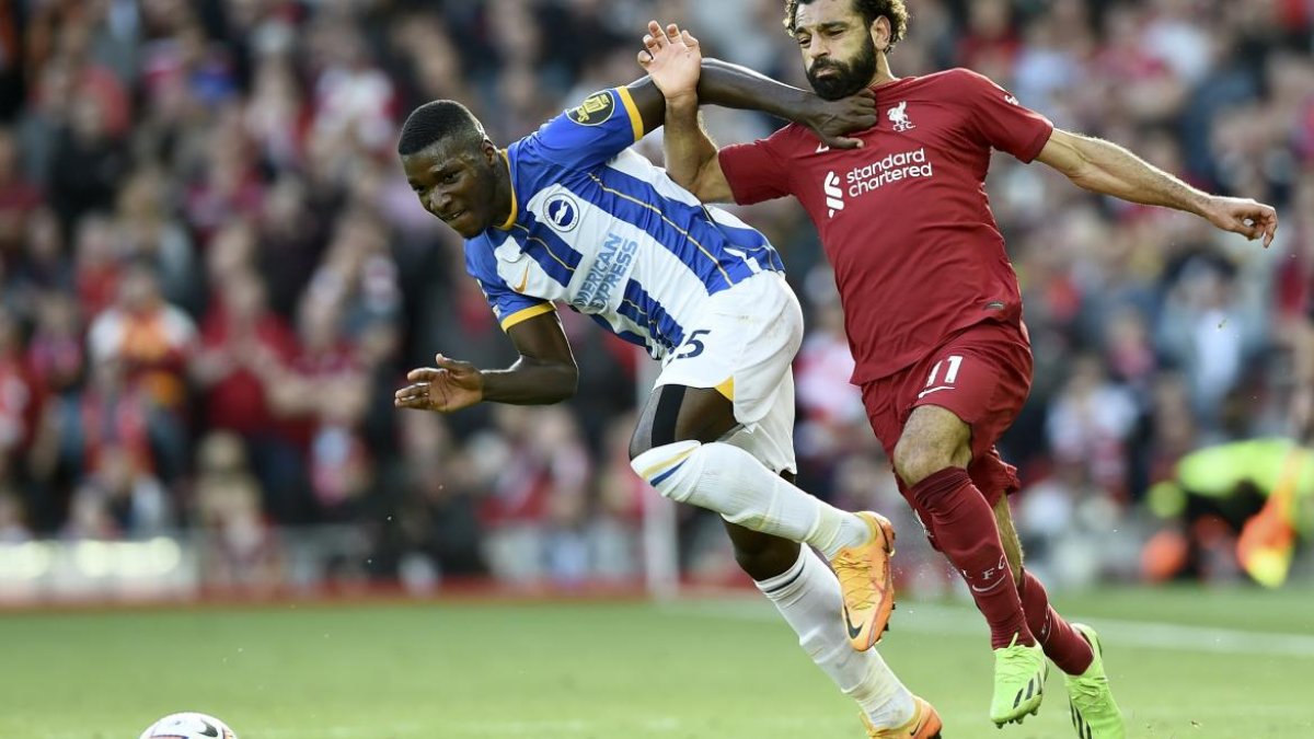 Moisés Caicedo figura del Brigthon de Inglaterra, enfrentando a Mohamed Salah