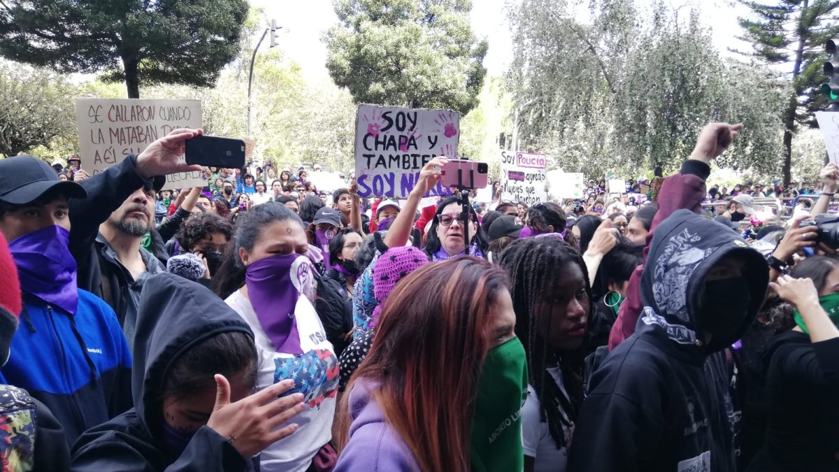 La marcha de mujeres llegó a la Comandancia General del Estado. Han escrito la frase 