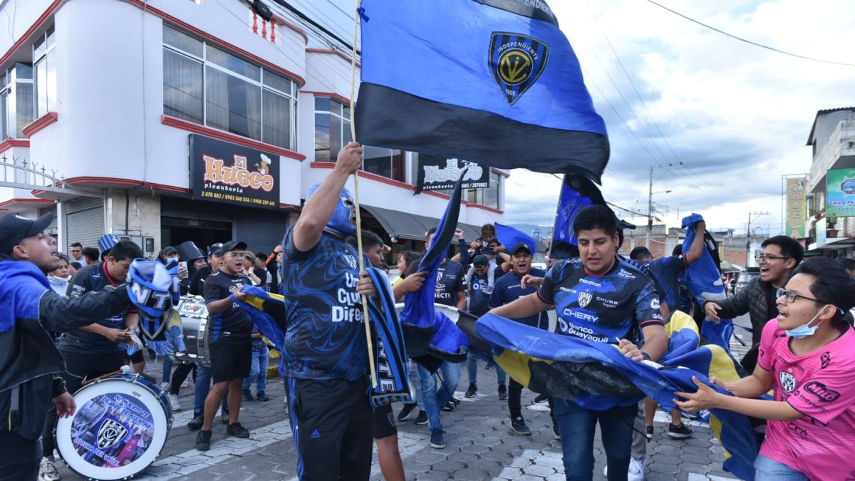 Los hinchas de Independiente del Valle se juntaron en un restaurante para vibrar con la nueva corona internacional