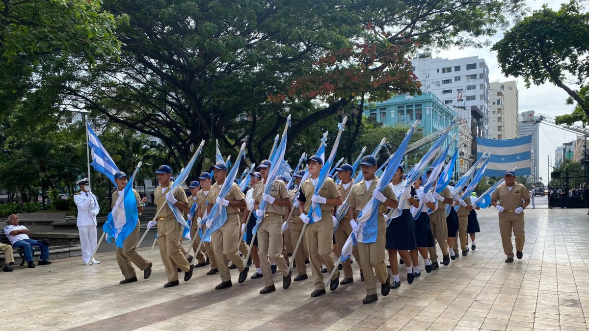 Juventud. Estudiantes de la Academia Naval portaron las banderas celeste y blanco, en honor a Guayaquil.
