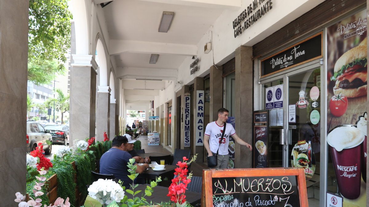 Iniciativas. En el bulevar 9 de Octubre los negocios ya decidieron colocar las sillas y mesas afuera para atraer más clientes. Esperan que esto continúe a lo largo de la arteria.