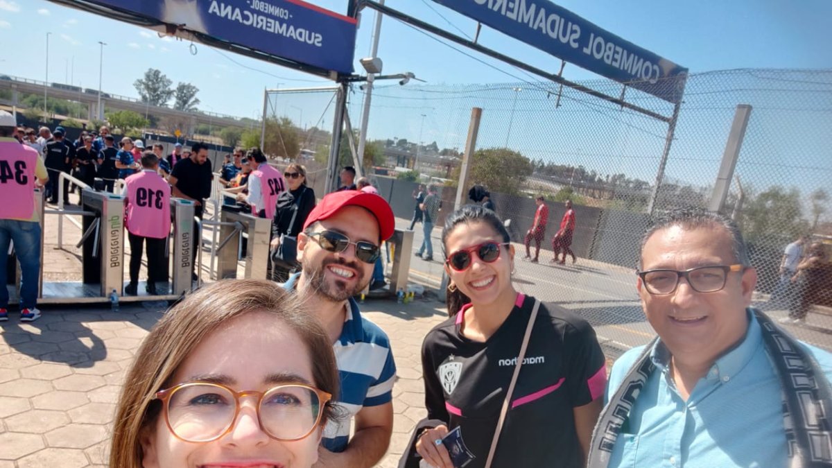 Hinchas ecuatorianos en las inmediaciones del estadio Mario Kempes, en Argentina.