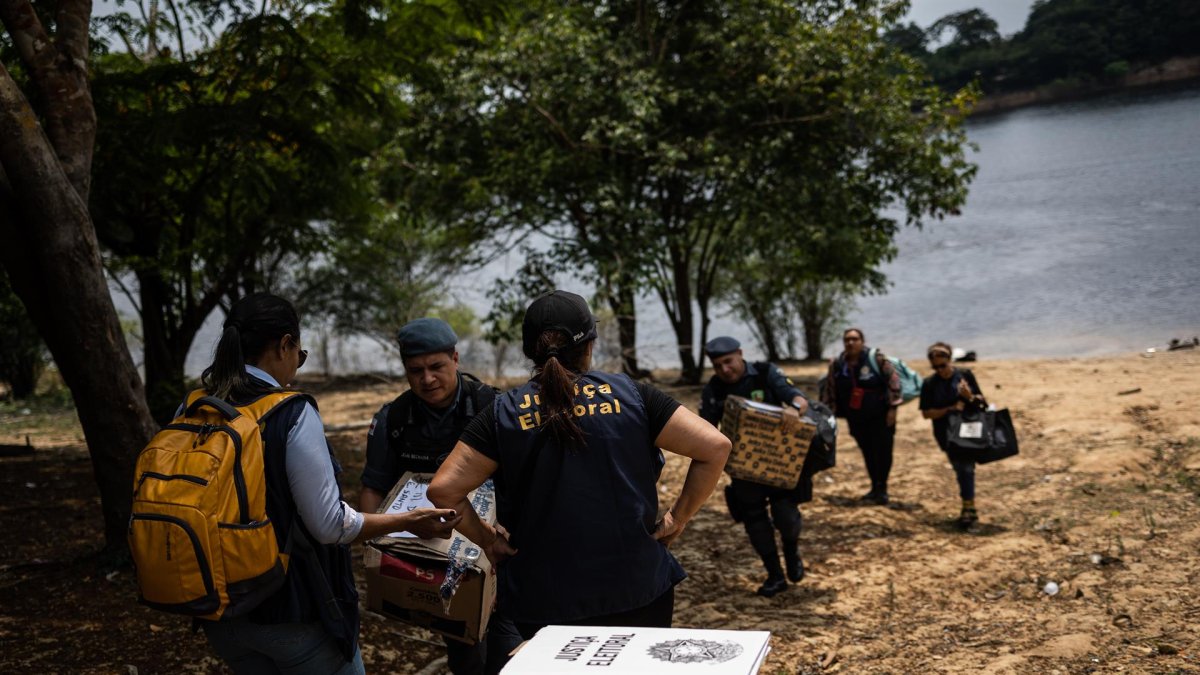 Empleados del Tribunal Regional Electoral llegan hoy a la comunidad Bela Vista do Jaraquí, en el Río Negro, con las máquinas de votación electrónica que servirán a las comunidades ribereñas del Amazonas (Brasil), durante las elecciones de este domingo. Brasil se prepara para una decisiva jornada electoral este domingo 2 de octubre