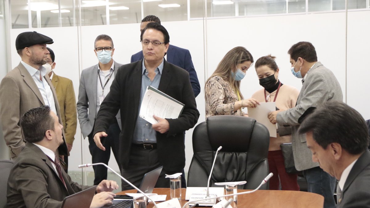 Comisión. Luego de que el gobierno decidió votar con los correístas y a favor de los correístas, Villavicencio no tiene otra alternativa que renunciar.