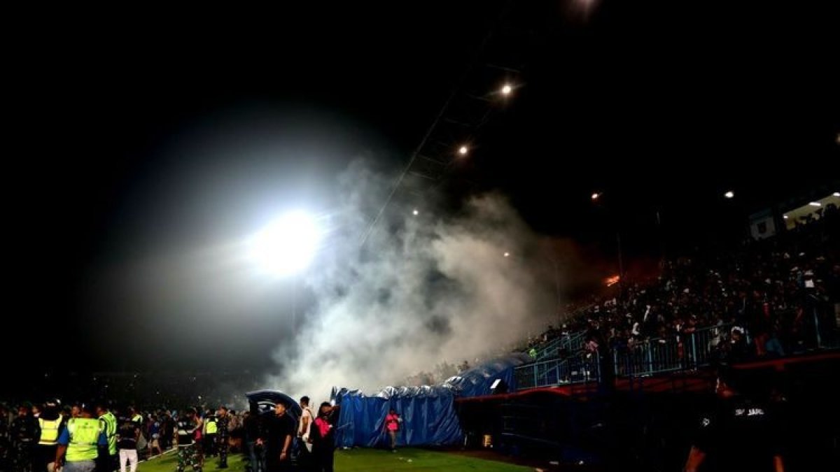 Al menos 127 muertos por enfrentamientos entre hinchas.