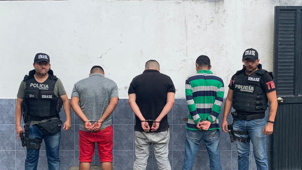 Personas detenidas por un presunto delito de extorsión.