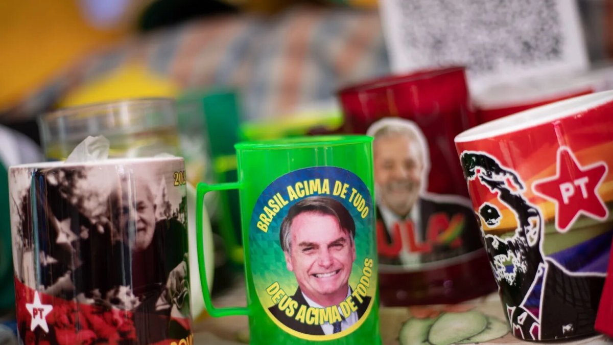 Tazas con fotos del actual presidente de Brasil y candidato a la reelección, Jair Bolsonaro, y su contendiente el candidato y expresidente brasileño Luiz Inácio Lula da Silva