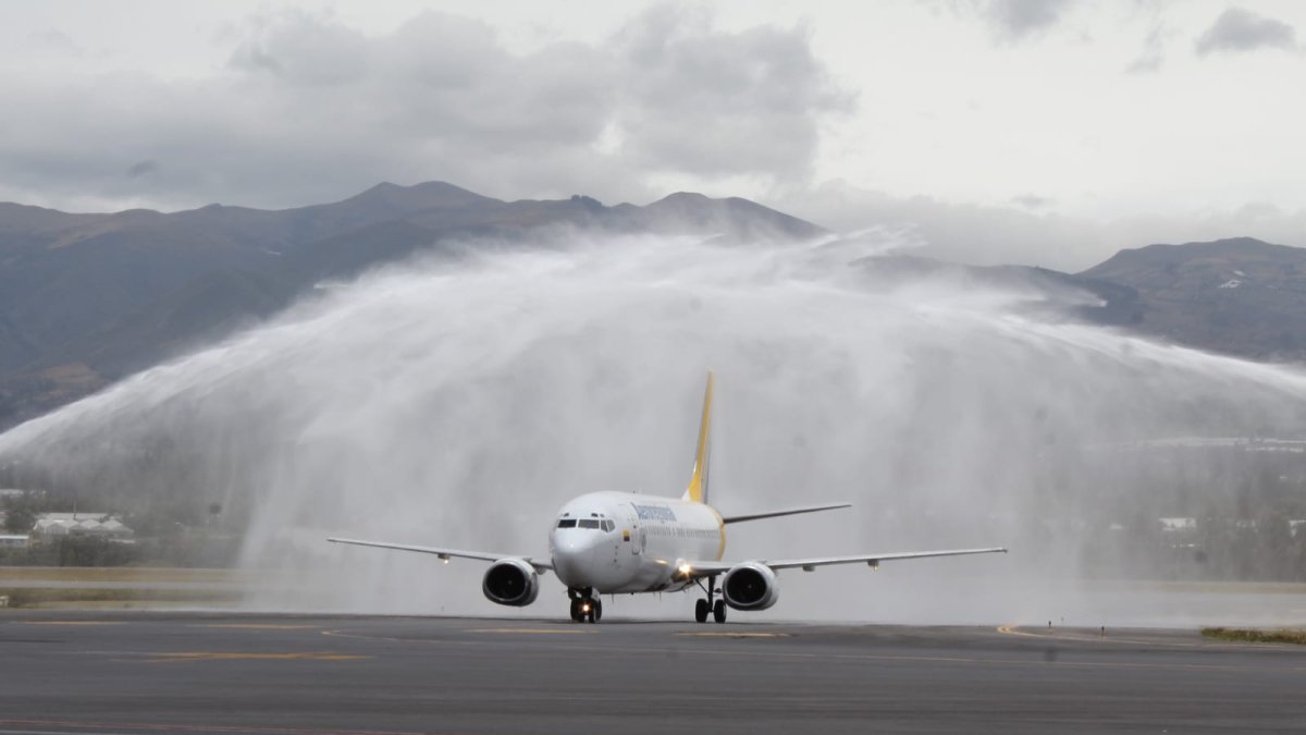 El avión que trajo a los jugadores de Independiente del Valle recibió el honor a su llegada al aeropuerto de Quito.