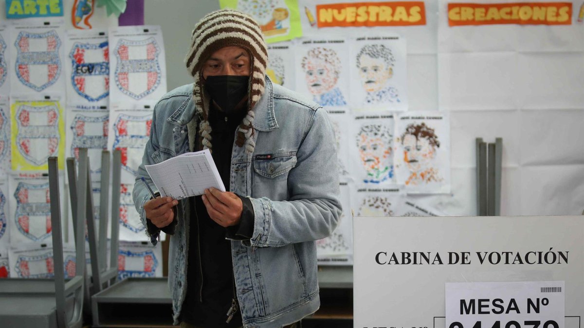 Un hombre sale de marcar su voto hoy, en Lima (Perú).