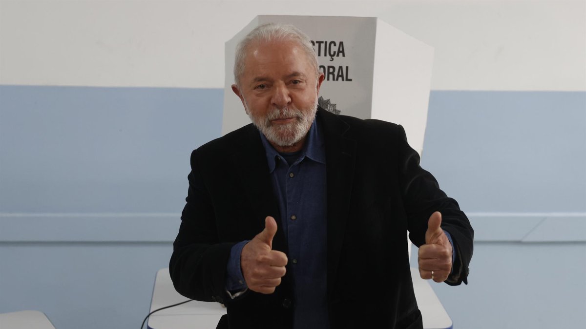 El exmandatario brasileño Luiz Inácio Lula da Silva posa a su llegada a votar hoy, en Sao Paulo (Brasil).