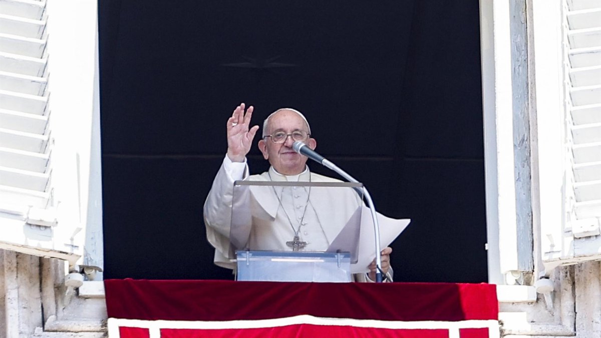 El papa Francisco en la ventana de sus dependencias en el Vaticano.