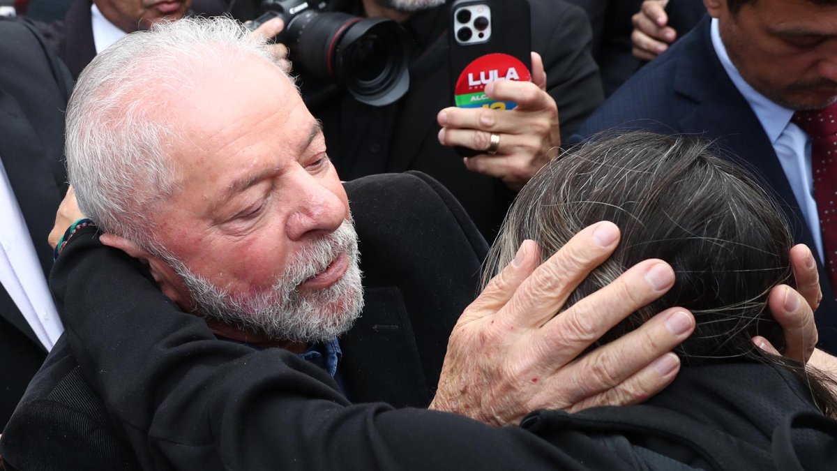 El exmandatario brasileño Luiz Inácio Lula da Silva (i) saluda a una seguidora luego de votar en un puesto de votación hoy, en Sao Paulo (Brasil).