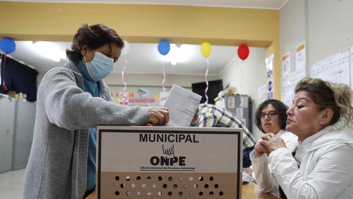Una mujer vota en un centro de votación hoy, en Lima (Perú). EFE/Paolo Aguilar