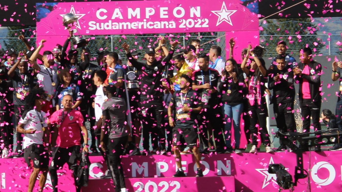 Los jugadores de Independiente del Valle volvieron a vivir el momento sublime de levantar el trofeo de la Copa Sudamericana. Esta vez fue en su casa y ante sus hinchas.