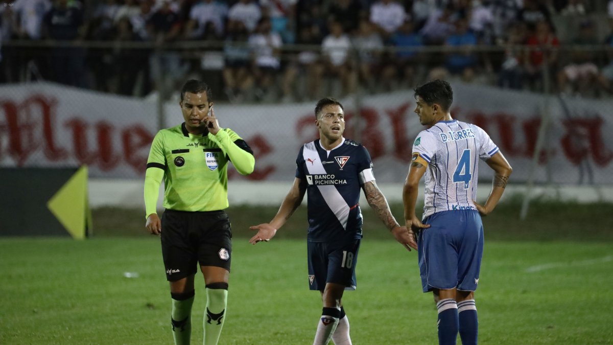 El árbitro, Marlon Vera, fue señalado por los jugadores de Liga de Quito al finalizar el partido contra 9 de Octubre.