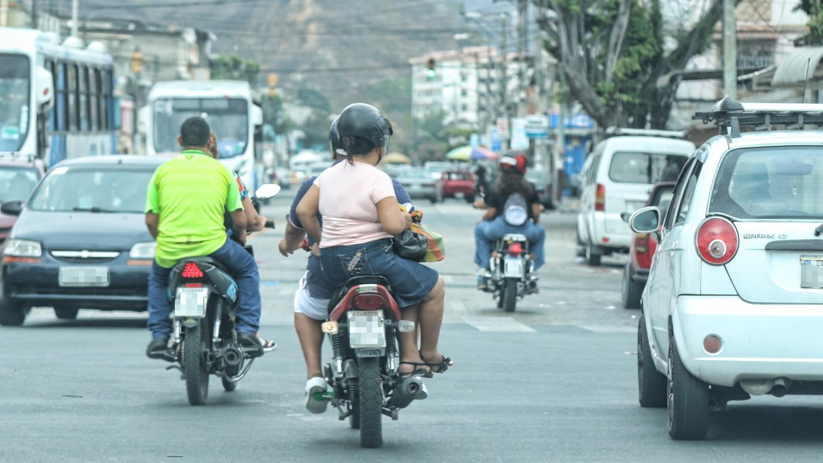 Diferentes motorizados no cumplen con la norma.