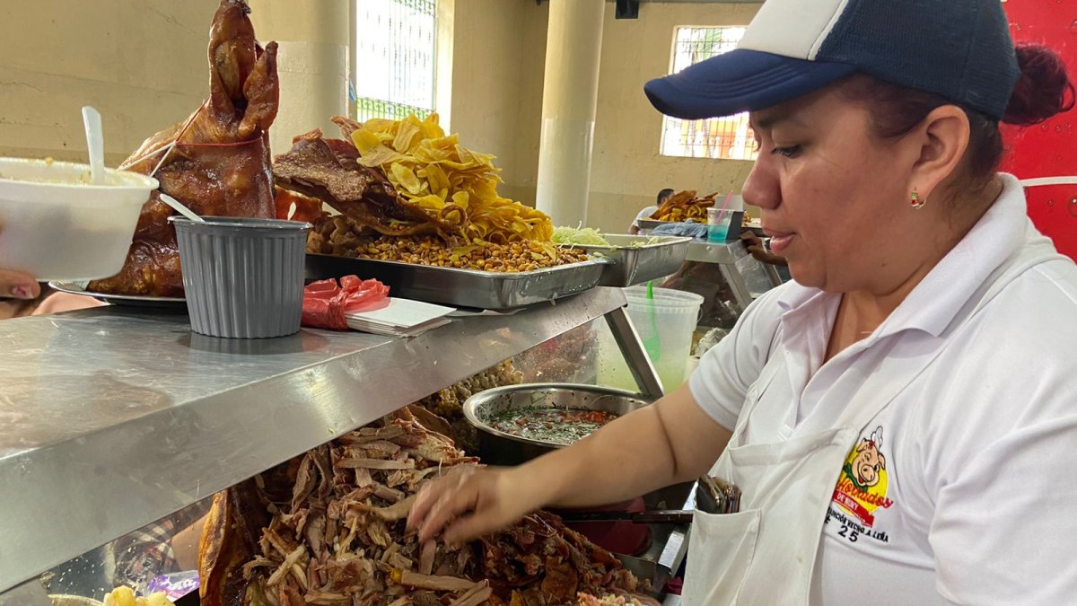 Nury Plaza reconoció que ayer vendió más que en un día normal. La mayoría mencionaba a Independiente del Valle.