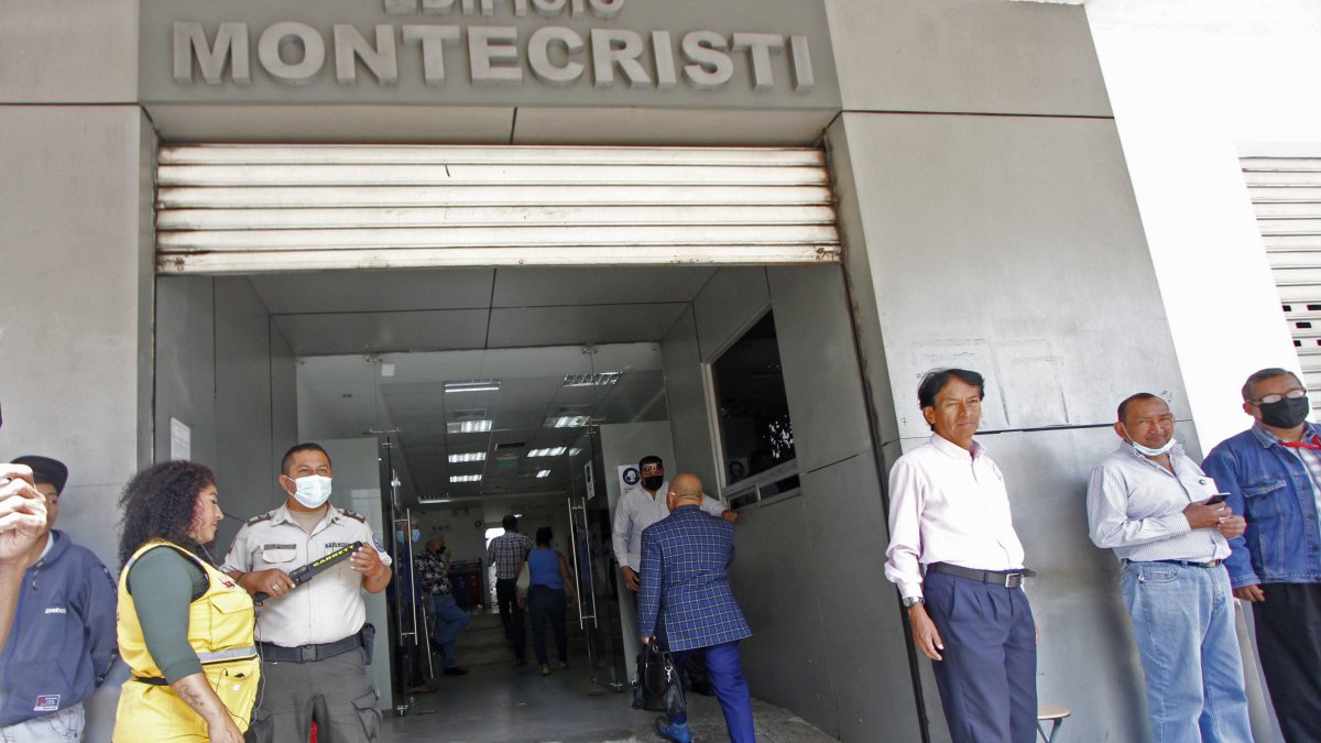 Guayaquil. En edificios de la Fiscalía se implementó el uso de detectores de metales para requisar armas.