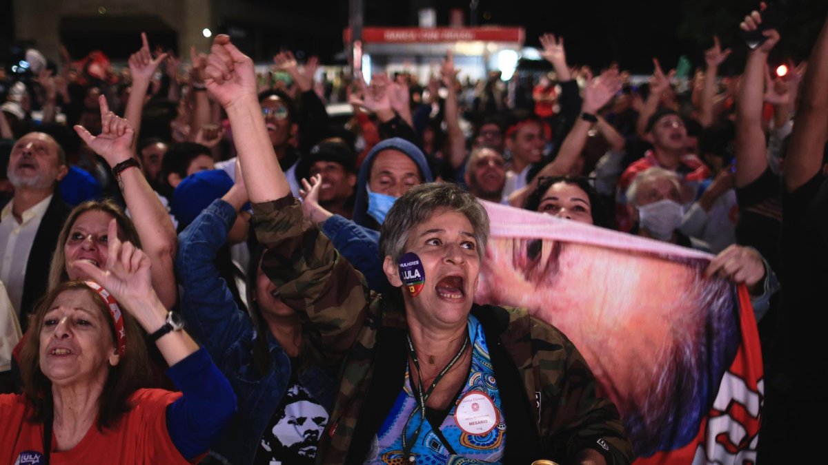 Simpatizantes del expresidente brasileño y candidato presidencial Luiz Inácio Lula da Silva celebran mientras se publican los resultados parciales de las elecciones brasileñas hoy, en Sao Paulo (Brasil).