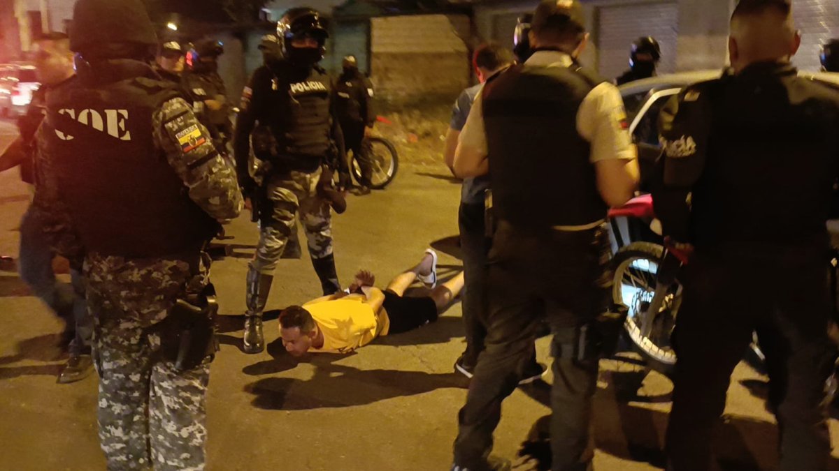 Uno de los detenidos en operativo policial.