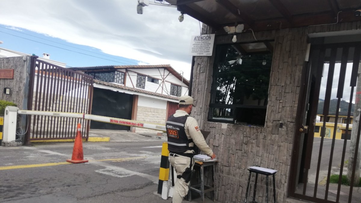 Obstáculos. Moradores de un conjunto construyeron dos garitas.