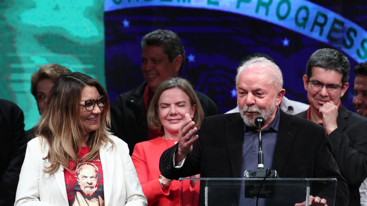 El exmandatario brasileño Luiz Inácio Lula da Silva, acompañado de su esposa Rosangela da Silva (i), pronuncia un discurso