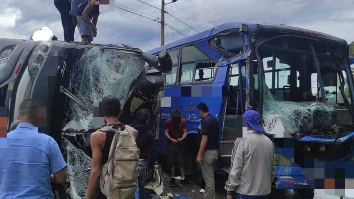 Daños. Un bus urbano y otro turístico resultaron afectados.