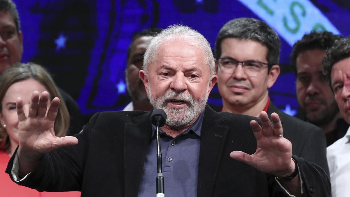 El exmandatario brasileño Luiz Inácio Lula da Silva pronuncia un discurso hoy, desde un hotel en Sao Paulo (Brasil). Lula da Silva expresó este domingo su confianza en ganar las elecciones ante el mandatario Jair Bolsonaro en la segunda vuelta, el próximo 30 de octubre, y resaltó que el resultado de hoy es solo una 