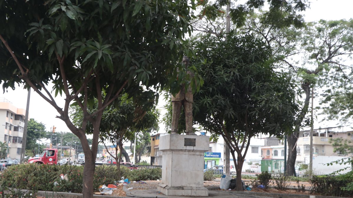 El redondel permanecía descuidado y con mucha basura alrededor del monumento a Pío Jaramillo.