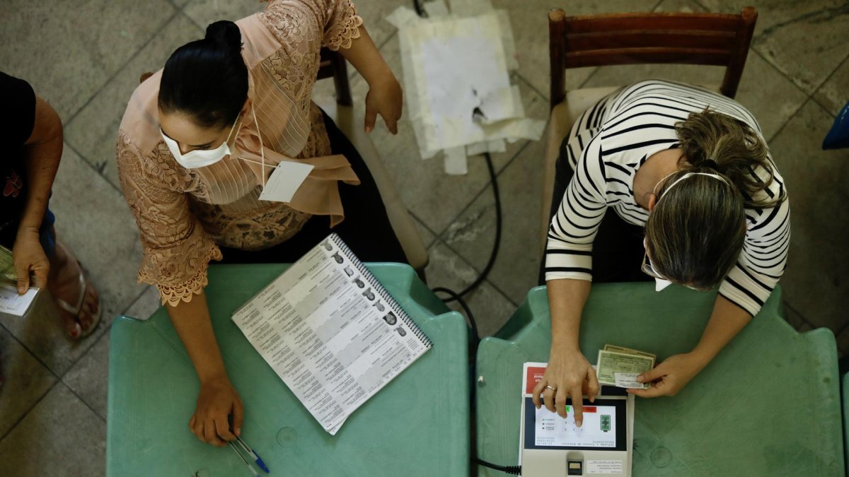 Ciudadanos acuden a un centro de votación hoy, en la ciudad de Fortaleza, Ceará, nordeste de Brasil.