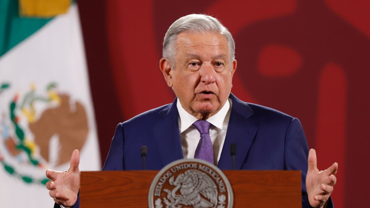 El presidente de México, Andrés Manuel López Obrador, habla hoy durante su conferencia de prensa matutina en el Palacio Nacional, en Ciudad de México (México).