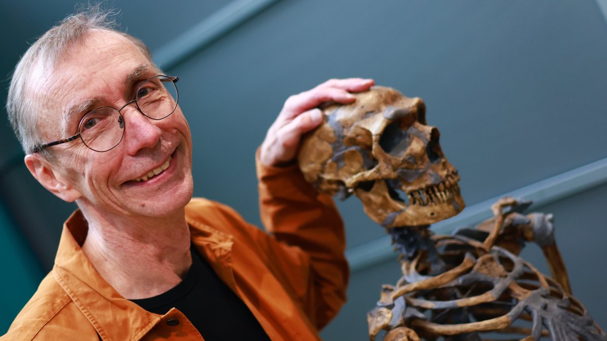 El biólogo sueco Svante Paabo llega a la conferencia de prensa del Instituto Max Planck junto a un esqueleto neanderthal, en Lepizig, Alemania.