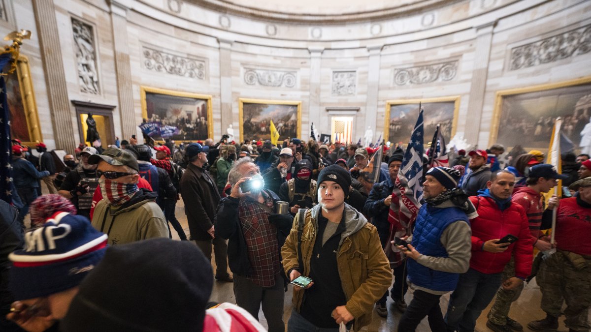 Los partidarios del presidente de los Estados Unidos, Donald Trump, en la Rotonda del Capitolio después de violar la seguridad del Capitolio en Washington, en una fotografía de archivo.