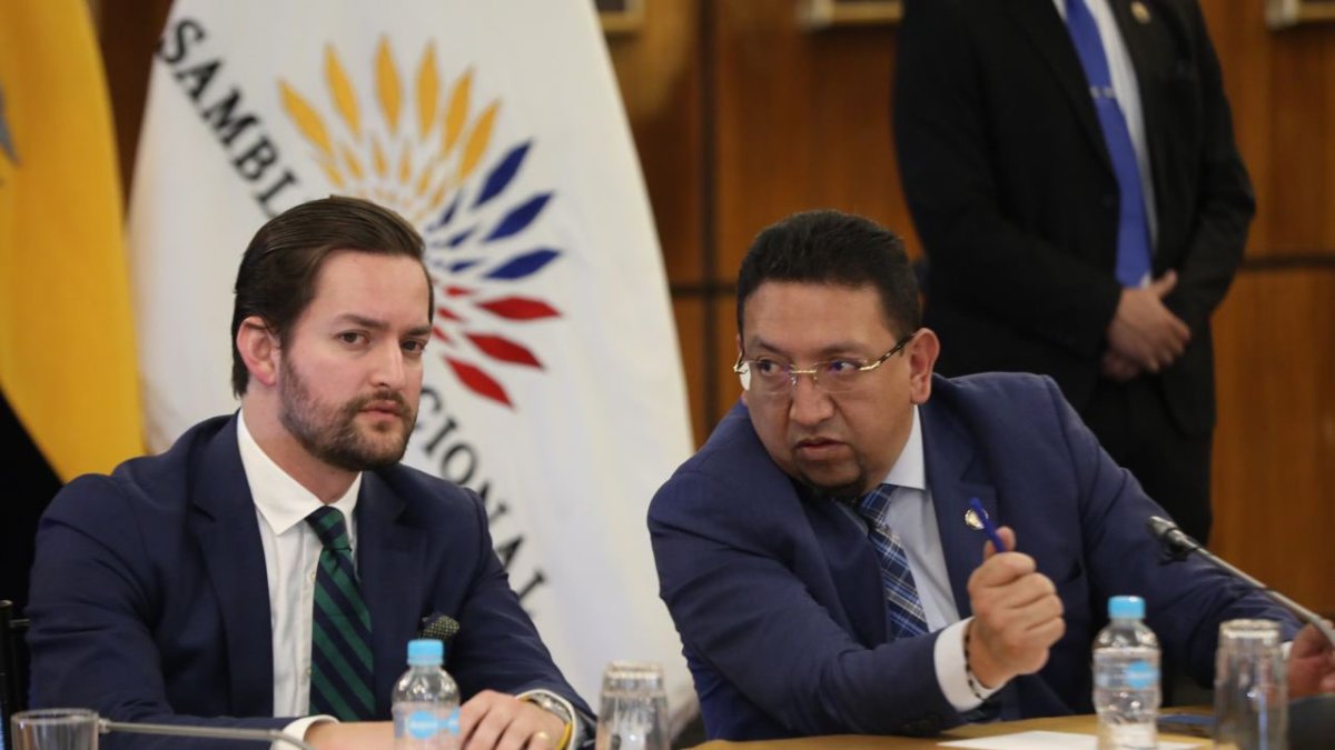 Los asambleístas Esteban Torres y Virgilio Saquicela (presidente de la Asamblea).