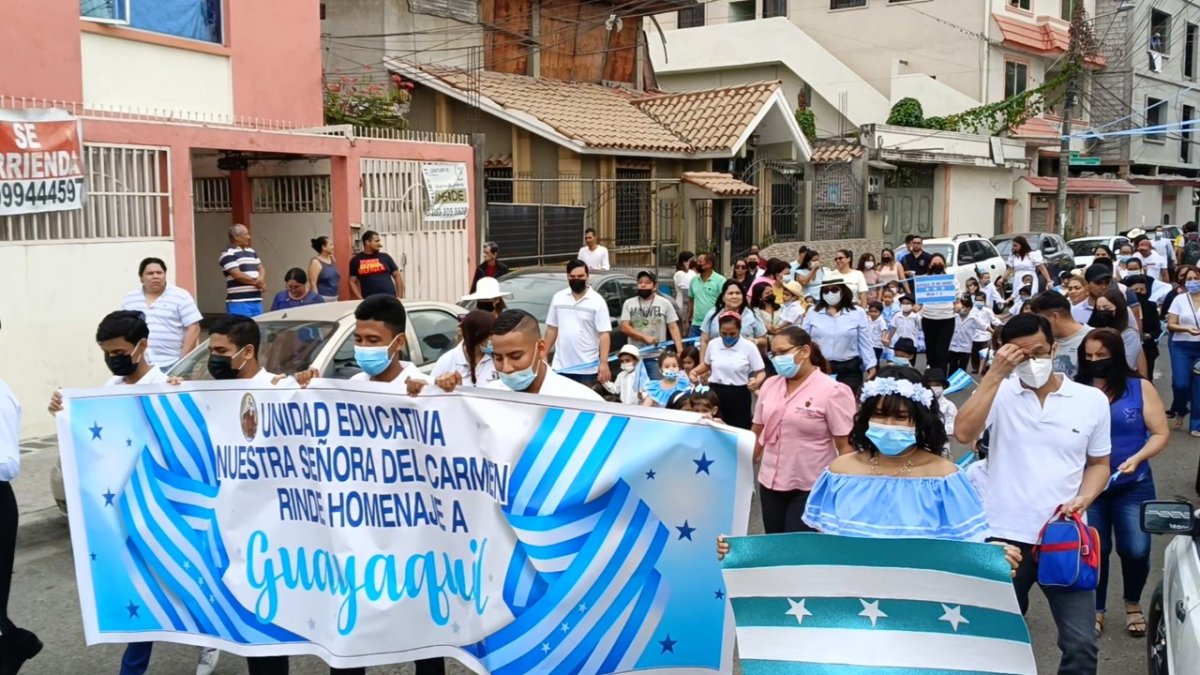 Los estudiantes  la Unidad Educativa Nuestra Señora del Carmen recorrieron los alrededores de su plantel gritando ¡Viva Guayaquil!.