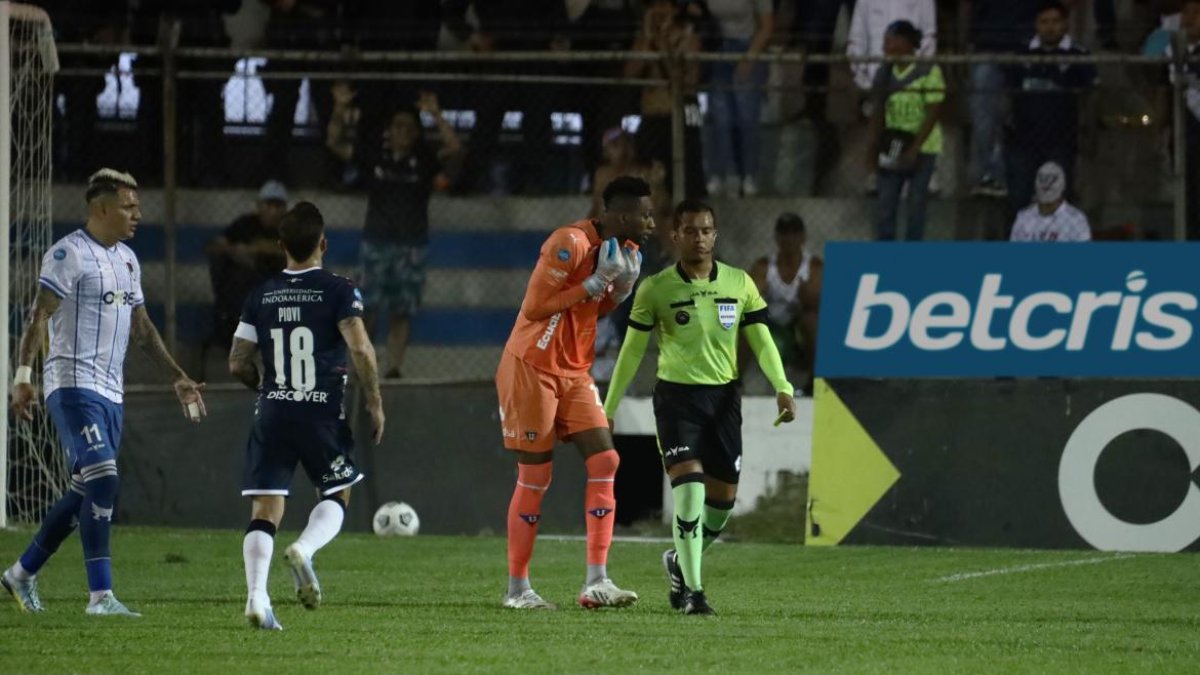 Los jugadores de Liga de Quito reclamaron al árbitro Marlon Vera (d) por sus decisiones durante el juego ante 9 de Octubre.