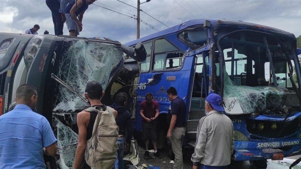 Fotografía cedida por el Ministerio de Salud Pública de Ecuador que muestra a personas que son rescatadas tras el accidente de un bus en el km 15 de la vía a Baeza, provincia de Napo (Ecuador).